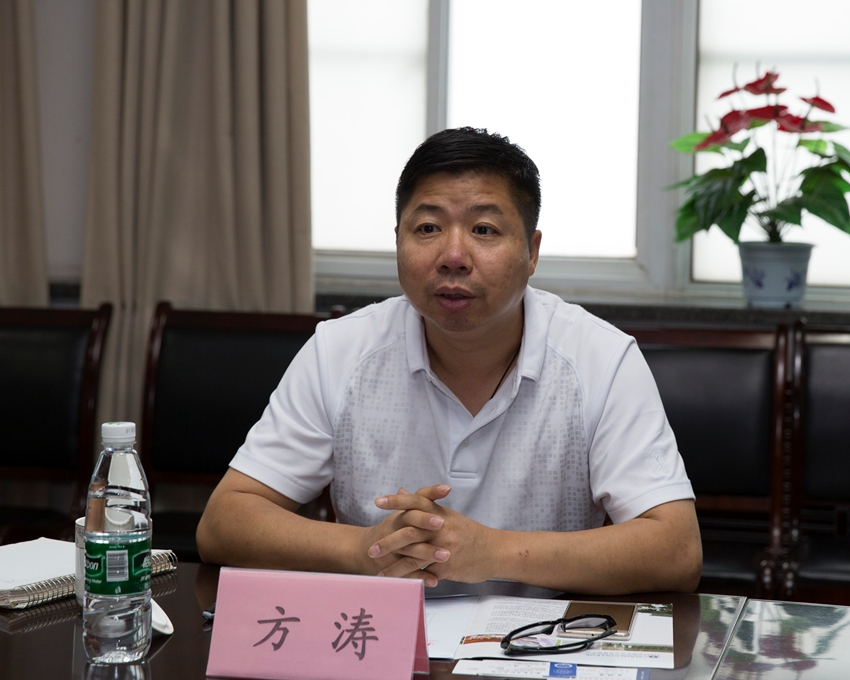 (方涛教授介绍纽芬兰纪念大学相关情况)